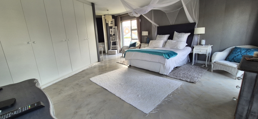 4 Bedroom Property for Sale in Waves Edge Western Cape